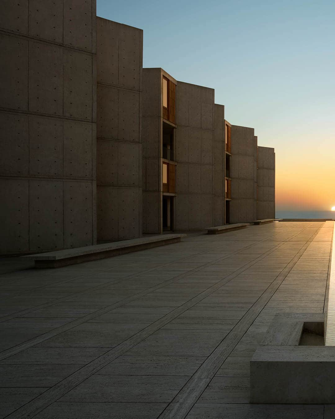 ルイ・ヴィトンさんのインスタグラム写真 - (ルイ・ヴィトンInstagram)「#LVCruise The Salk Institute, both a treasure of modern architecture and an internationally renowned research institute. Designed by Louis Kahn in 1965, the Brutalist structure outside of San Diego will serve as backdrop to @NicolasGhesquiere’s upcoming #LouisVuitton presentation. Watch the fashion show live on May 12th at 6:45 pm (PT) on Instagram or at louisvuitton.com」5月11日 15時49分 - louisvuitton