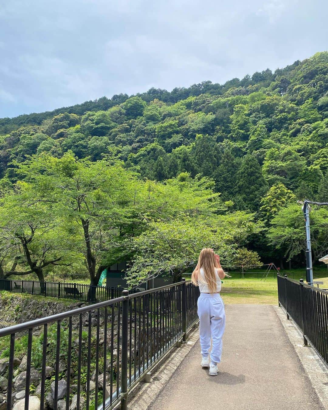NATSUNEのインスタグラム：「nuts紙面キャンプ撮影中🏕️   自然に癒されたいと思います😌」