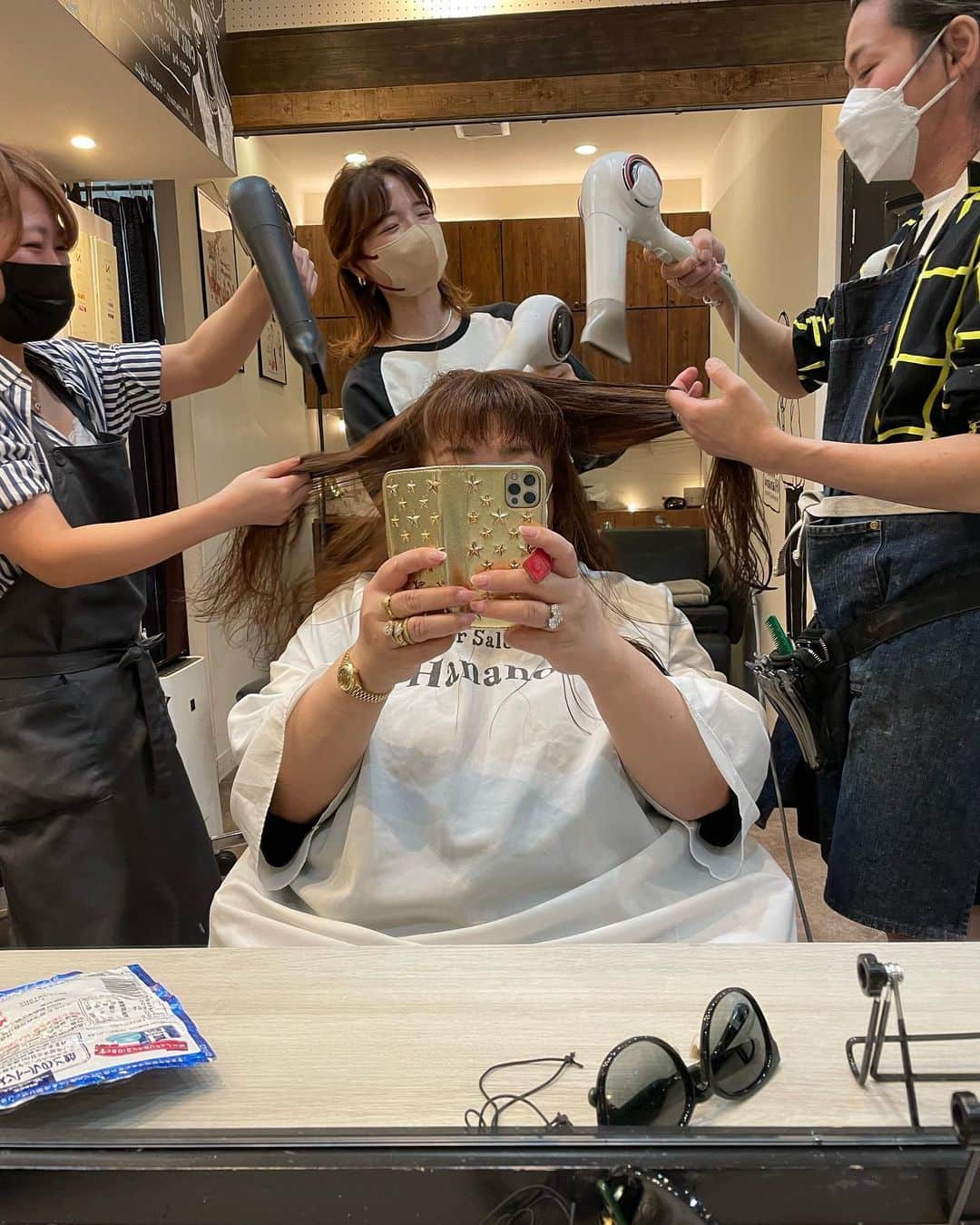 のインスタグラム：「美容院で、、10cm髪を切っても、、まだ長い、、 3人がかりで、乾かし中‼️  #ハナノ #青山一丁目 #とてもリーズナブル ＃とても親切 #丁寧な仕事 #シャンプー気持ち良すぎる」
