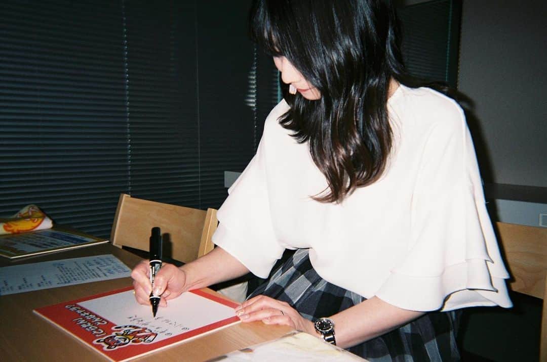 虎谷温子のインスタグラム：「先日番組で特集した「写ルンです」による写真です… 平成レトロな仕上がりになる！と、若者に人気なんだとか…。 平成ってレトロなんだ…と、軽くショックを受ける昭和生まれの私…🥺🥺🥺 #すまたん #平成レトロ」