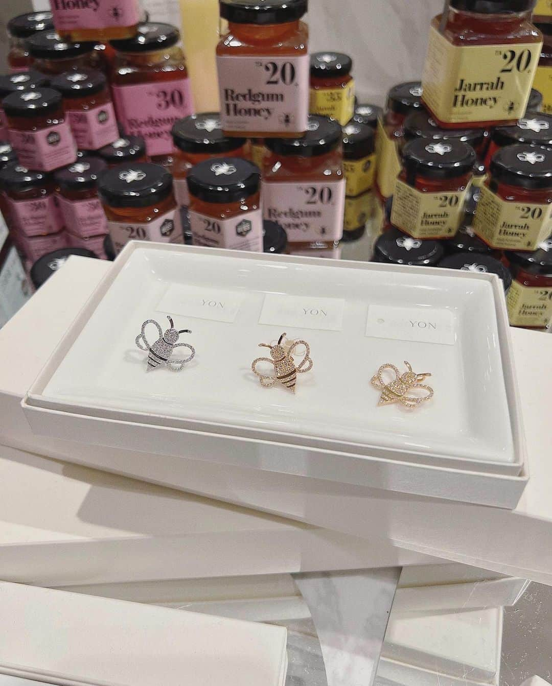 翁安芸さんのインスタグラム写真 - (翁安芸Instagram)「POP UP STORE @hankyu_contemporary 🐝💓 @thebees.jp @yon__jewelry   本日より、阪急うめだ本店４階にてジュエリーブランドYONと一緒にTHE BEESのはちみつのポップアップもスタート🍯💕✨  大好評で売り切れていたYONとTHE BEESのコラボジュエリーもついに再販です😆🙌🏻  さらに今回は新作のリングも🐝💖  THE BEESのミツバチシリーズ: ピアス ペンダントトップ リング NEW!!!  それぞれホワイトゴールドとイエローゴールドがあります✨✨  ＜阪急うめだ本店 Pop Up Store＞ 5月11日(水)～5月17日(火) 大阪府大阪市北区角田町8番7号 阪急うめだ本店4F  #abuzzfromthebees #thebees #honey #はちみつ #みつばち #yon #jewelry #akiweng #翁安芸 #蜂蜜」5月11日 16時24分 - akinyc