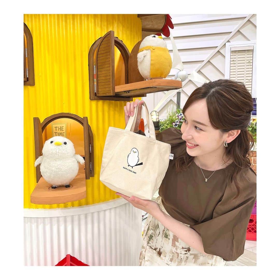 のインスタグラム：「🐥  . .  シマエナガ先輩、 グッズ買ってきましたー！🛍  . 発売日の昨日、TBS THE MARKETへ行きグッズを購入してきました。 初日から売り切れが出るほどの大盛況で嬉しい限りです。🥲 有難うございます。✨  まだの方、グッズは全国のポップアップショップでも販売予定です。 日程はこちらのHPに載っております。🐥 https://www.tbs.co.jp/The-Market/news/20220506.html  . .  #thetime_tbs #シマエナガグッズ #シマエナガちゃん #ミニバッグ」