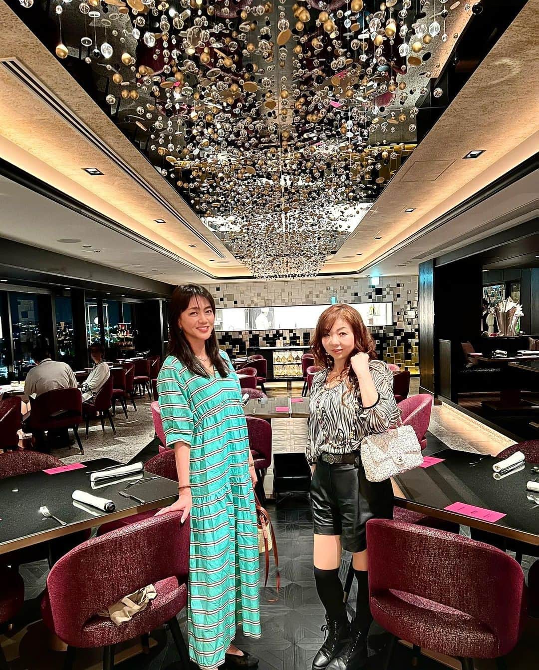 前田典子さんのインスタグラム写真 - (前田典子Instagram)「モモちゃんと @highheel_momoko 👠 #京都旅 #フォションホテル京都 へ @fauchon_lhotel_kyoto  　 #フォションルグランカフェ　にて　#ディナー @fauchon_japan の #ロゼシャンパンで乾杯🥂💕  東山を一望できます⛰ #天井からのキラキラオブジェ✨　 #西陣織のピンクのチェアー💕 #フォションの世界💕✨ #女子が好きなやつ💖 #マダムも上がります⤴︎😆  この日のメニューは #フォションキャビア　 #鰻炭焼きサラダ #旬の山菜フリット #オマール海老🦞 #近江牛のグリエ　 #自家製パン #デザート　💐 #フォションのティー  美しく盛り付けされた お料理たち　✨ 可愛らしい食花💐が 添えられています いちいち可愛い💕💐  #ハイヒールモモコ ちゃんとは 私が18才、モモちゃん２０歳のときからの もう長〜く仲良しの お友達なんです😆 モモちゃんと居るときは もちろん #関西弁　でトーク してますねん😂  つづく #マエノリ旅」5月11日 16時34分 - maenorichang