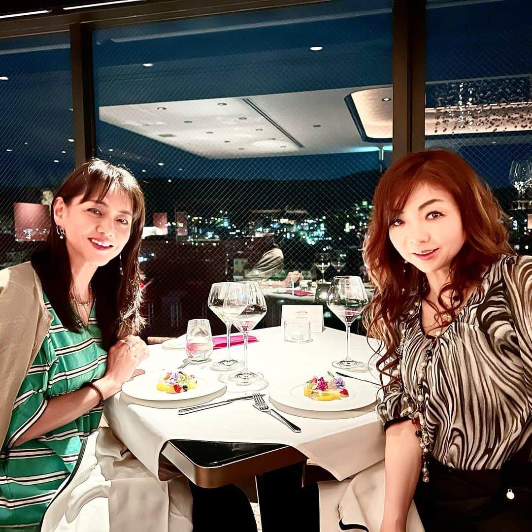 のインスタグラム：「モモちゃんと @highheel_momoko 👠 #京都旅 #フォションホテル京都 へ @fauchon_lhotel_kyoto  　 #フォションルグランカフェ　にて　#ディナー @fauchon_japan の #ロゼシャンパンで乾杯🥂💕  東山を一望できます⛰ #天井からのキラキラオブジェ✨　 #西陣織のピンクのチェアー💕 #フォションの世界💕✨ #女子が好きなやつ💖 #マダムも上がります⤴︎😆  この日のメニューは #フォションキャビア　 #鰻炭焼きサラダ #旬の山菜フリット #オマール海老🦞 #近江牛のグリエ　 #自家製パン #デザート　💐 #フォションのティー  美しく盛り付けされた お料理たち　✨ 可愛らしい食花💐が 添えられています いちいち可愛い💕💐  #ハイヒールモモコ ちゃんとは 私が18才、モモちゃん２０歳のときからの もう長〜く仲良しの お友達なんです😆 モモちゃんと居るときは もちろん #関西弁　でトーク してますねん😂  つづく #マエノリ旅」