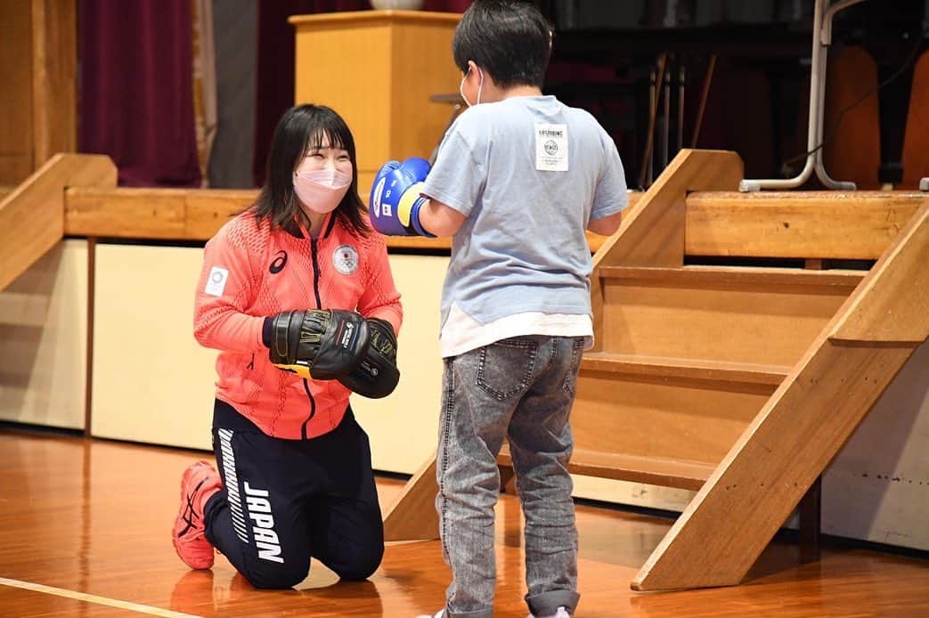 並木月海のインスタグラム：「先日、遠山小学校に講演に行かせてもらいボクシング体験🥊など子供達にボクシングやオリンピックを知ってもらう機会がありました☺️⭐️ 子供達も静かに話を聞いてくれたりボクシング体験は楽しそうにしてくれ、行って良かったなと思いました🤩」