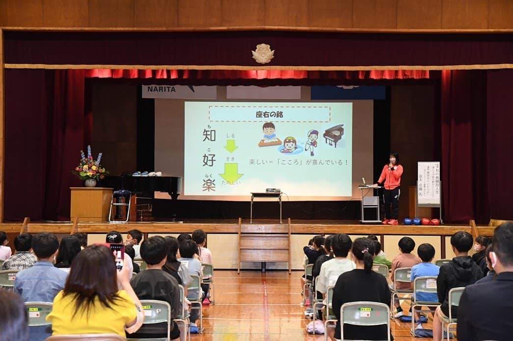 並木月海さんのインスタグラム写真 - (並木月海Instagram)「先日、遠山小学校に講演に行かせてもらいボクシング体験🥊など子供達にボクシングやオリンピックを知ってもらう機会がありました☺️⭐️ 子供達も静かに話を聞いてくれたりボクシング体験は楽しそうにしてくれ、行って良かったなと思いました🤩」5月11日 16時55分 - tsukimi917