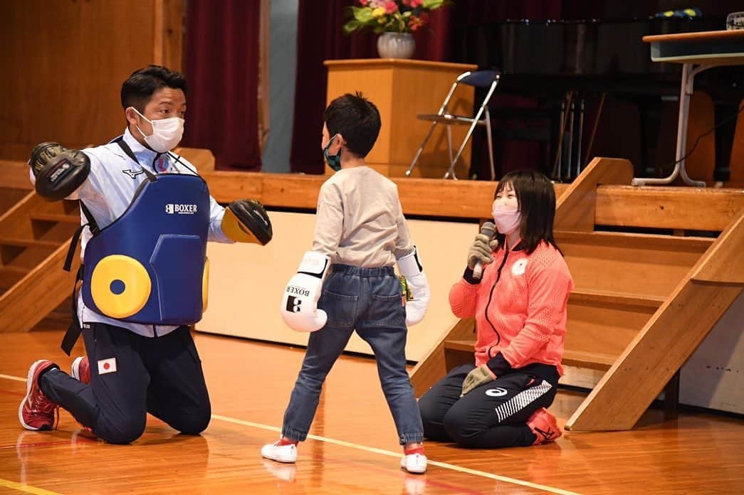 並木月海さんのインスタグラム写真 - (並木月海Instagram)「先日、遠山小学校に講演に行かせてもらいボクシング体験🥊など子供達にボクシングやオリンピックを知ってもらう機会がありました☺️⭐️ 子供達も静かに話を聞いてくれたりボクシング体験は楽しそうにしてくれ、行って良かったなと思いました🤩」5月11日 16時55分 - tsukimi917