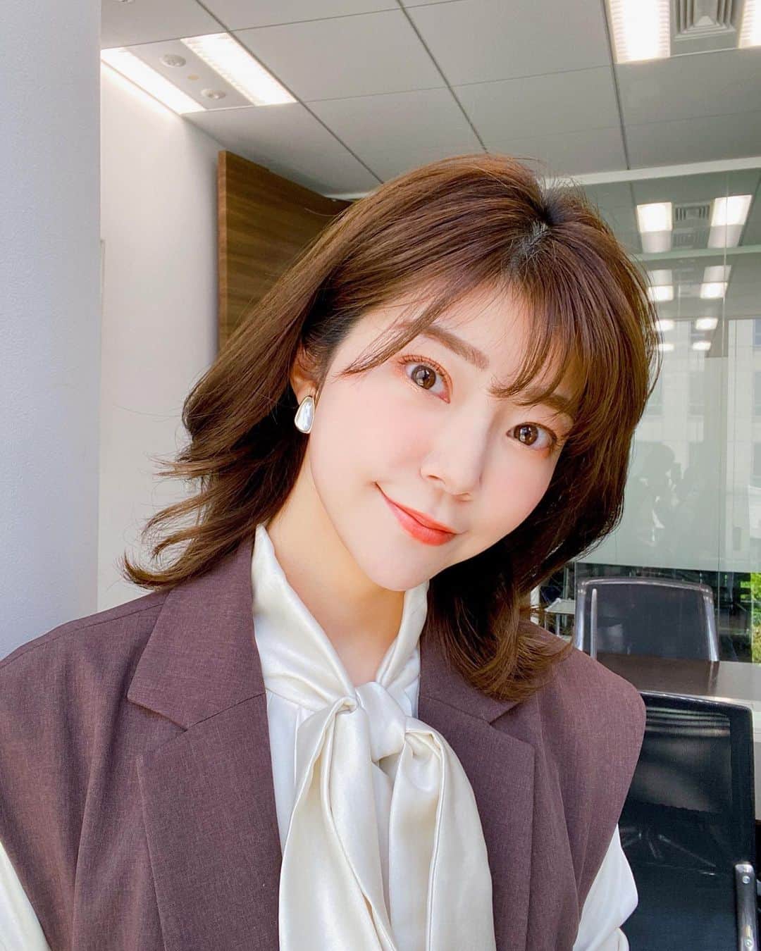 伊瀬茉莉也のインスタグラム：「🤎🌿  色で悩みに悩んだジレ…✧︎ 結局、茶色を購入！ これからは半袖の白Tを入れたり、 秋口にはタートルネックで着たいなぁと (もう秋、意識？夏まだ始まってない🫠) ブラウスも今だ！！と思い、着れて良かったです🥴 (あっという間に暑くなるからね…🍉🎐)  オフィスビルで撮影だったので OLっぽい？写真を撮ってもらいました📸 (私の中のOLさんのイメージです…🥹)」