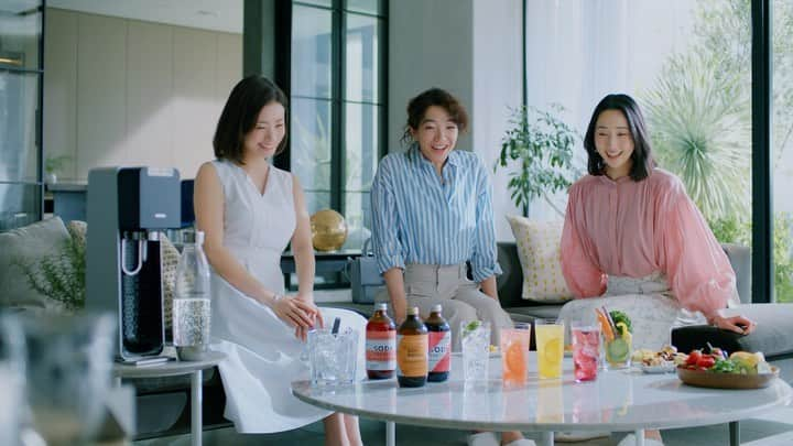 松原汐織のインスタグラム：「#sodastream  ソーダストリームのCM「フライング生炭酸篇」に出演しています🎥💕  TVで流れているので、見つけてくださいね❣️  #ソーダストリーム #生炭酸 #上戸彩 さん　 ー @front_esprit_orange」