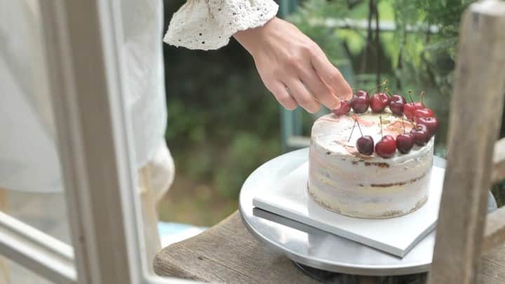 청담 수케이크 (atelier soo)のインスタグラム：「ㅡ  🍒  pistachio orange  Cherry Compote crème anglaise  ㅡ #flower #cake #flowercake #partycake #birthday #bouquet #buttercream #baking #weddingcake ㅡ www.soocake.com vkscl_energy@naver.com」
