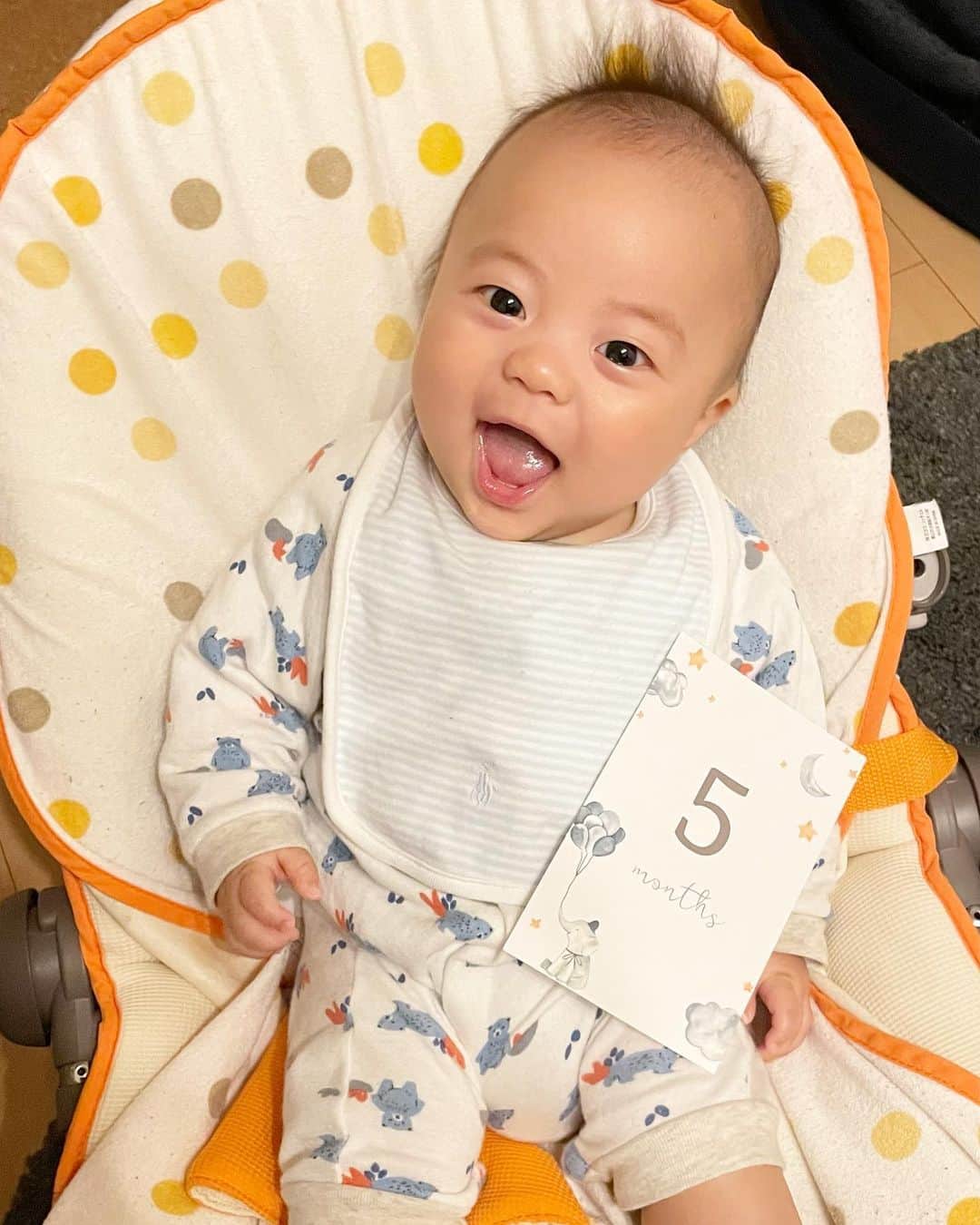 宮内ひかるのインスタグラム：「🎉✨ ⁡ 来週で6ヶ月だけど😄 ⁡ ⁡ 5ヶ月になってから？ おいた瞬間に寝返り して動くからオムツ替えが困難に😅 テープタイプは卒業🩲✨ 主人の友人パパ歴が長い方に パンツタイプの替え方のコツを伝授してもらいだいぶ慣れてきたけど暴れられると大変ー🥹笑 ⁡ 離乳食も始めるの ゆっくりでいいやと思っていたけど 離乳食教室に5ヶ月になる数日前に行って 習ってきたから その翌日から10倍粥始めてみたら 食べてそれから大体毎日あげてる🍚 パクパク食べて最近では私が食べてるものを口もぐもぐさせながら見てる。笑 ⁡ ⁡ #生後5ヶ月」