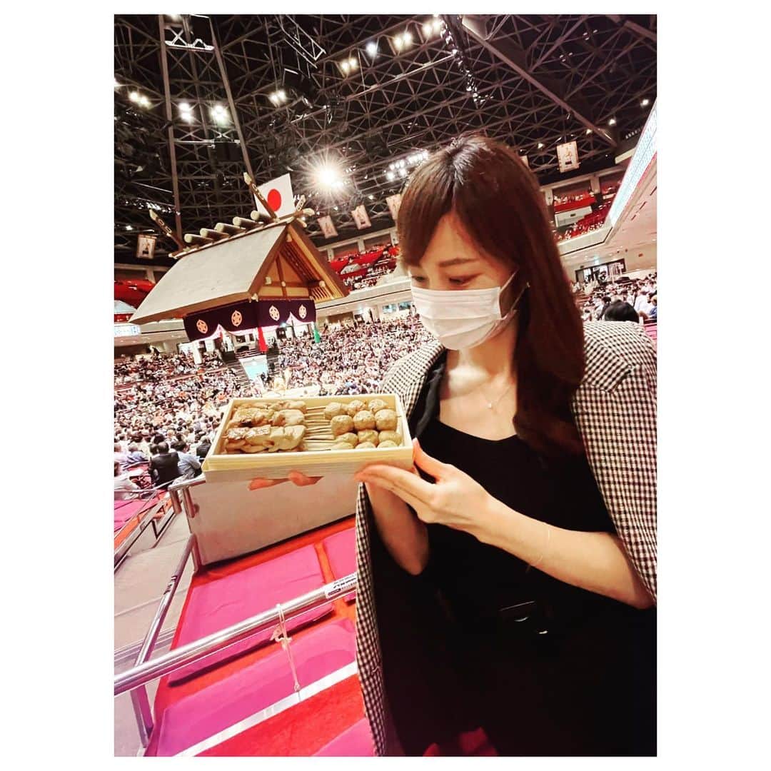 塩地美澄のインスタグラム：「祖父母が大相撲ファンだった影響で 夕方は決まってTV観戦の幼少時代でした。 おかげで馴染みはあったものの 国技館での観戦は今回が初めて。  取り組みの迫力や会場の歓声、どよめきに鳥肌が立つほど興奮‼︎ 生で観る大相撲は一味も二味も違いますね~  写真は国技館名物の焼き鳥ー！ コレ本当に美味でした😋  ✅5/10発売『週刊SPA！』グラビア掲載  ✅最新Blu-ray&DVD「そっと愛して」  ✅最新デジタル写真集「女子アナ桃源郷」  ✅最新写真集『Nocturne』 #塩地美澄」