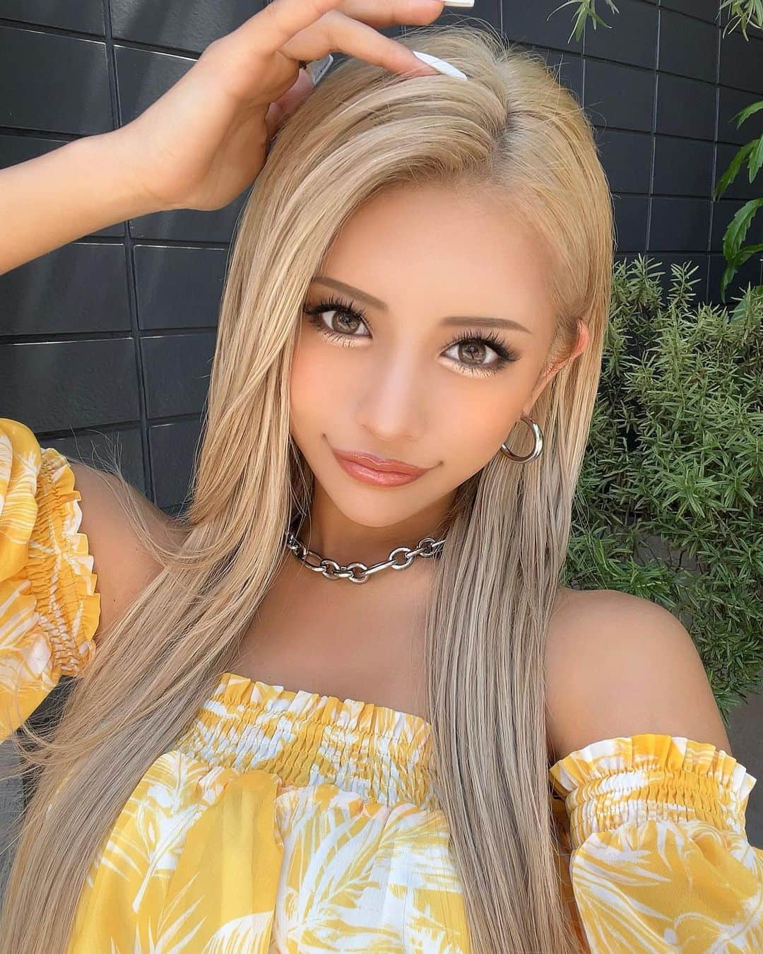 華のインスタグラム：「夏ビジュ👶🏼好きでしょ🫶💛 . . . . . . . 昔から変わらないメイクのこだわりは ◯整いグラデ眉 ◯切れ長アーモンドeye ◯ぷる艶系オーバーリップ 〆にキラキラでオーラ爆発させたら完璧ょ🎉 . @hxh__official で可愛くなってね✨ #華プロデュースコスメブランド #エイチバイエイチ #HXH」