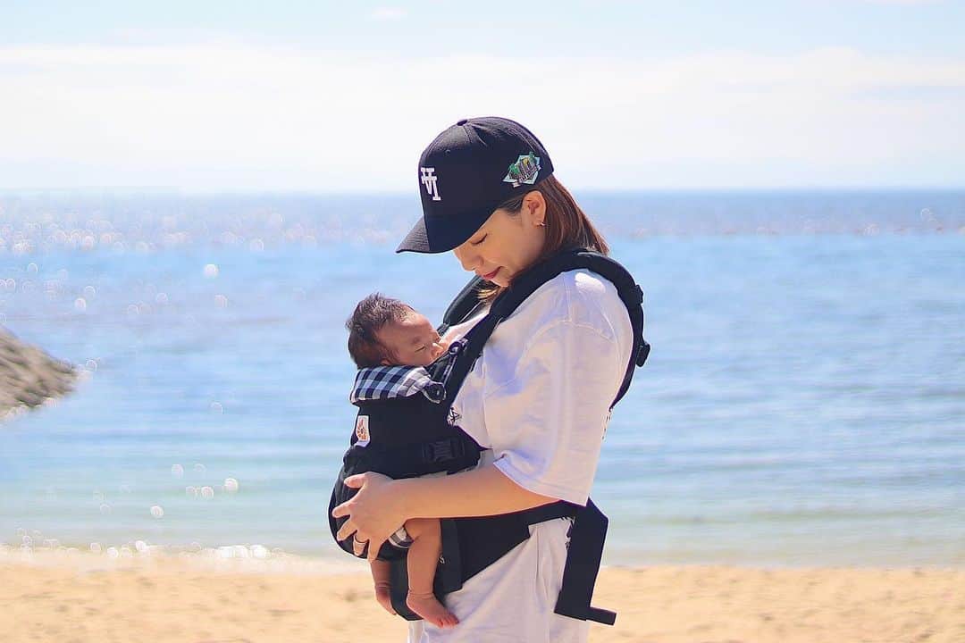 YOGOARISAのインスタグラム：「ひえちゃんの初海☺️🤍 お散歩だけだけど気持ちかったね〜☺️🏝🤍 ・ ・ ・ @hiena_baby  #hienababy #りんくうビーチ #お散歩 #ergobaby #生後54日 #0歳ベビー #女の子ベビー #女の子ママ #3月生まれベビー #令和4年ベビー #赤ちゃんのいる生活」