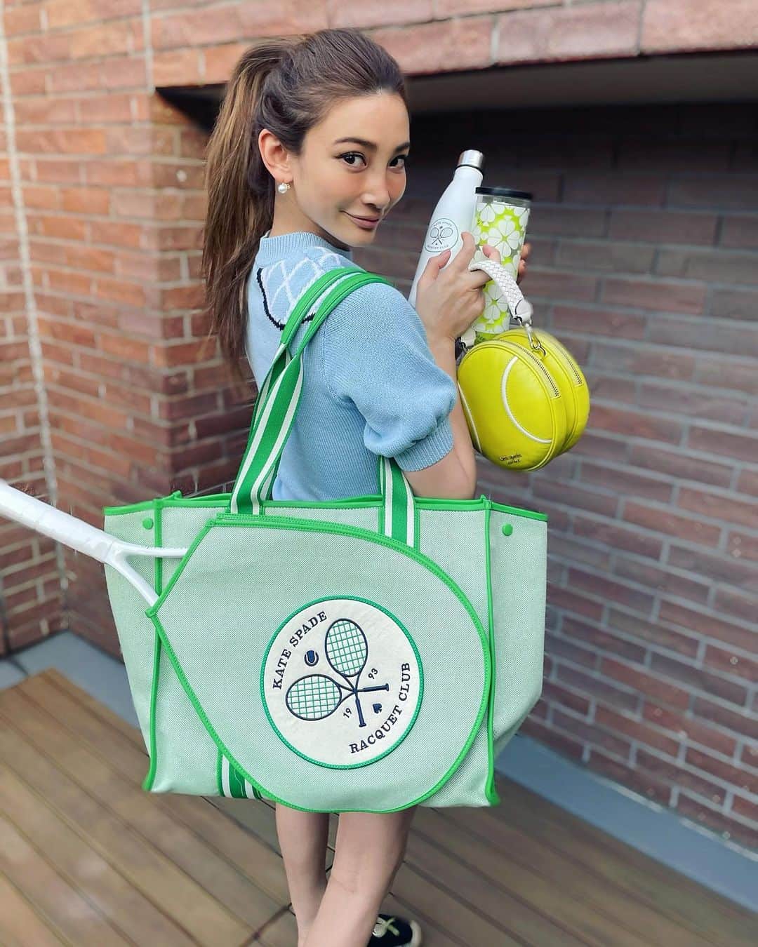 里海のインスタグラム：「🎾🎾🎾 可愛すぎて随分前から狙ってました🫣  @katespadejapan の テニスシリーズ🥰  あー可愛い❤️ 早くテニスがしたいです❤️  テニス柄ニット ラケットモチーフの靴 テニスバッグ テニスボールバッグ ラケットandボール🎾　 タンブラーまでも😘😘😘  嬉しいフルセットありがとうございます❤️  色味も全てクラシカルで 可愛すぎます🥰  まつ毛は　@lovecurl.eyelash  最近はセパレートにつけてもらってます✨ 8.9.10.11で目尻に向かって 長く見えるようにしてもらってます🥰  #katespade #katespadenewyork #katespadejapan #tennis#tennisgirl」