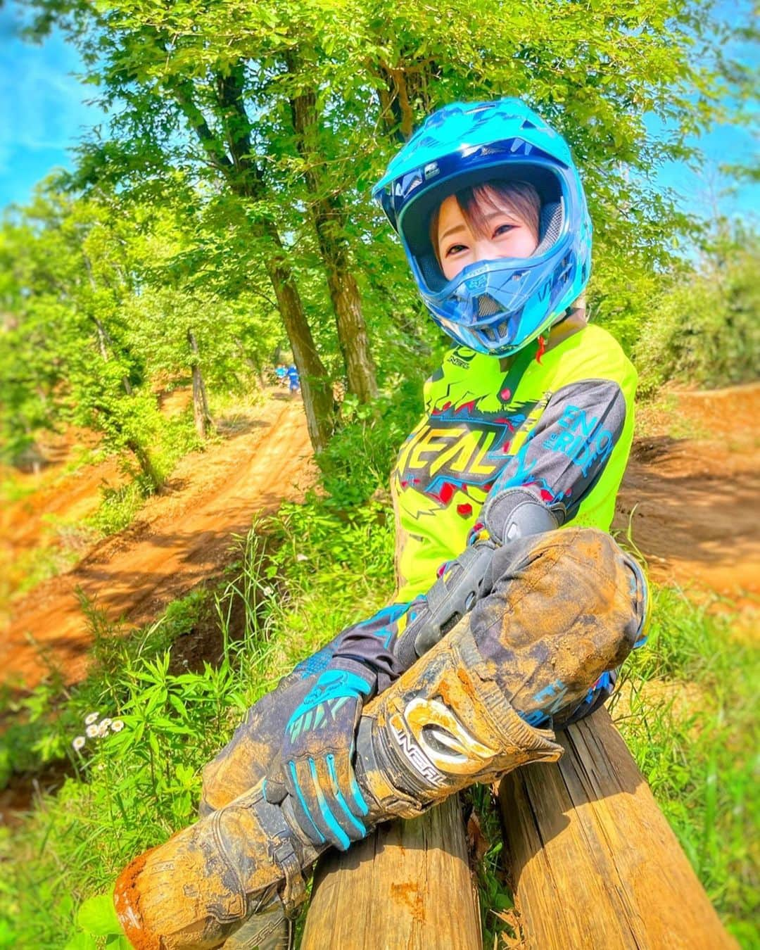 りほさんのインスタグラム写真 - (りほInstagram)「昨日はバイクで山遊び！🏍🌲 泥んこになってきました❤️😆  成田モトクロスパークに行ってきた！✨本格的なぶっ飛んだモトクロスパークから林道を走って遊ぶエンデューロコース⛰があるの！😳  エンデューロの山の中のコースも優しいのからなかなかいっちゃってるコースも❤️🤣  天候によってEASYになったりHARDになったり！自然の遊びは天気で全然変わっちゃいます💕🤣  動画では山道登り！🌲😆 前日雨降ってたから道がドロドロすぎて滑るわタイヤの溝は無くなるわでえらいこっちゃ！❤️🤣笑  なかなか登れん！！🤣 そしたらブレーキちゃんが、、🥺笑  #オフロード　#オフ車　#offroad #offroading #バイク　#バイク女子　#エンデューロ　#モトクロス #モトクロス女子 #motocross #motocrossbike #motocrossrider #motocrossphotography #bikegirl #girlsbiker #motorsport #motorgirl #モータースポーツ　#モータースポーツ好きな人と繋がりたい #モータースポーツ女子 #アウトドア　#アウトドア女子　#outdoor #outdoorgirl #bikelife #バイカー　#バイク好き　#乗り物好き　#activelifestyle #自然が好き」5月11日 18時22分 - ri1ho