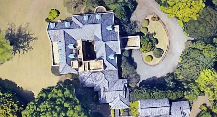 大根仁のインスタグラム：「Google Earthで東京のお屋敷見るの好き。これは白金の服部ハウス。SEIKOの創業者服部金太郎の邸宅で1933年築。戦後はGHQに接収されて東京裁判の判決文や日本国憲法草案が書かれたそうです。小さい屋上とかロマンあるよなあ。」