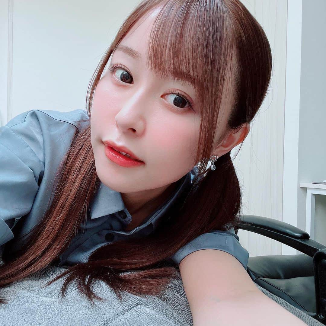 歩乃華（ほのらん）のインスタグラム：「インスタお久しぶりです🥰  @a_clinic_ginza の 木家先生 @aclinic_kiya に 《Aスレッド》して頂いて めっちゃ顔しゅってして嬉しい😭 ありがとうございました😭 . 顔のもたつきが気になって Aスレッドを受けました🥺 (周りの友達の口コミが良すぎた🥰) . Aスレッドを受けて メイクも映えるし写真めっちゃ盛れる🙈💘 . 先生も親身に相談聞いてくれて クリニックお姉さん達全員、対応も丁寧でした🥹 内装も可愛くて雰囲気がお姫様って感じの クリニックでした😭💖 . また定期的にAスレッド受けたいと思いました！💘 詳しくはHP観てください🌟  #aスレッド #糸リフト #aclinic #aclinic銀座 #aclinic横浜 #aclinic新宿 #aクリニック #エークリニック#美容 #小顔 #美肌 #リフトアップ #美容外科 #美容皮膚科 #美容クリニック #木家佑理子」