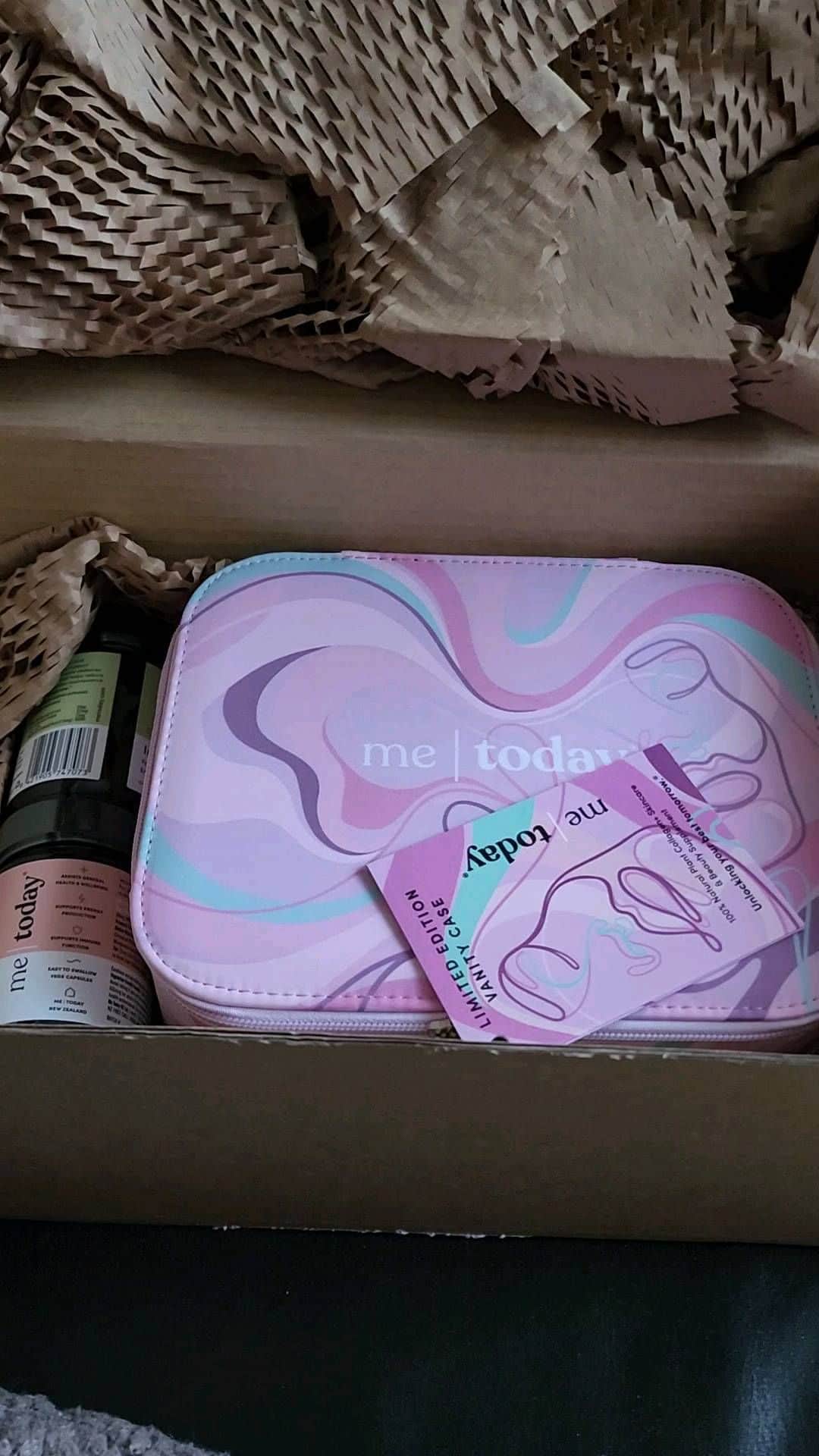 サラ・ウォーカーのインスタグラム：「One month of feeding, sleeping, changing, crying, cuddling, loving with our amazing girl.   Looking after me each day means I can look after her better, so it was an extra special mother's day treat to get this pack from @metodaynz 🥰❤️  #gifted」