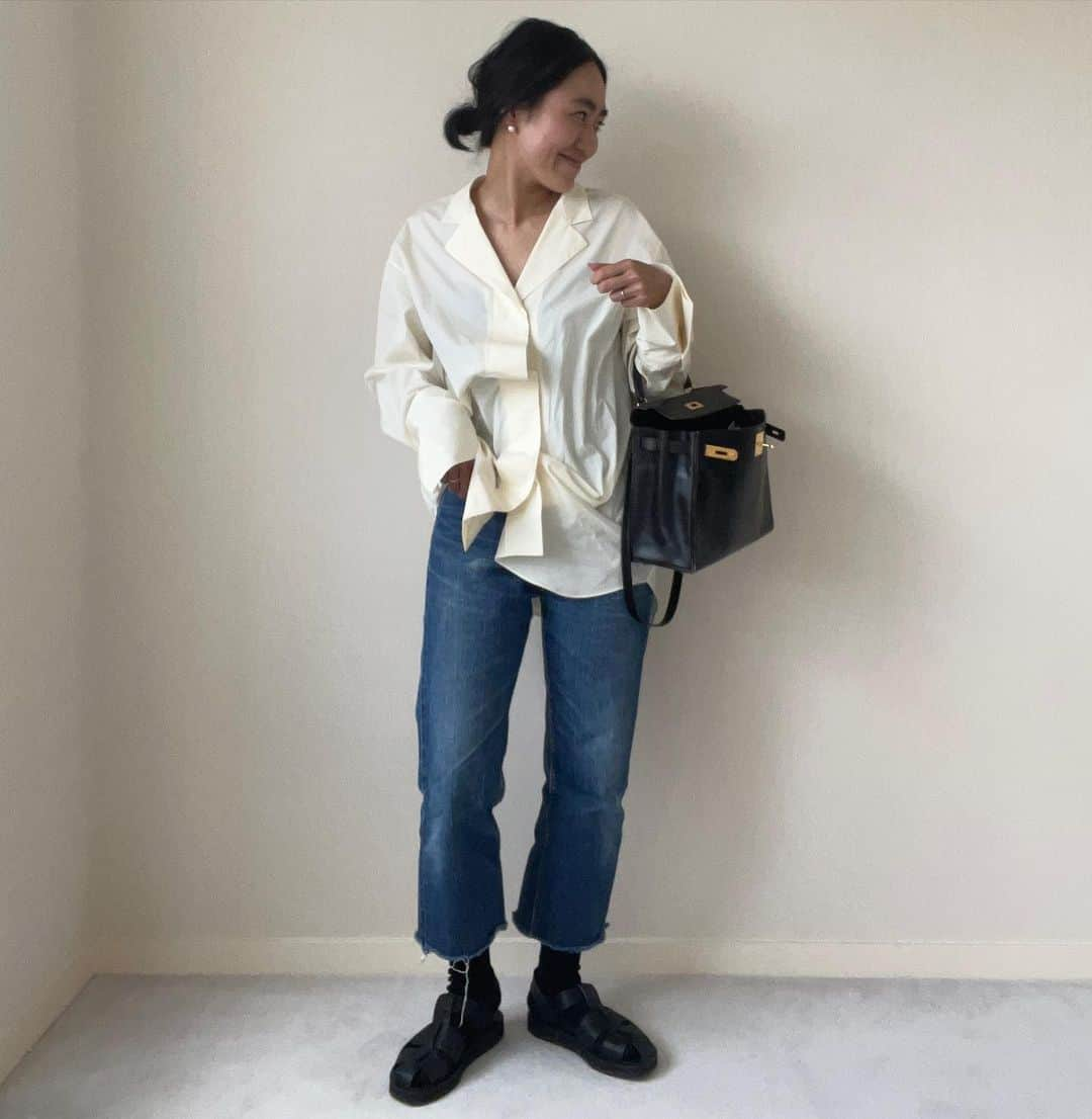 金子綾さんのインスタグラム写真 - (金子綾Instagram)「today's... #ootd  #akcloset   コラボシャツ♡ ボタンの位置をずらして丈感を調整してみたり…  コラボアイテム5/14発売開始です🙇‍♀️」5月11日 19時04分 - ayaaa0707