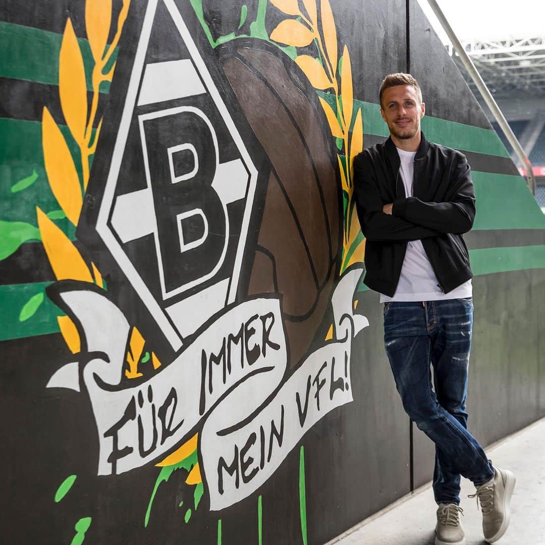 パトリック・ヘアマンのインスタグラム：「Einmal Borussia immer Borusse!💚 Ich freue mich unfassbar weitere 2 Jahre für diesen einzigartigen tollen Verein spielen zu dürfen😍  Dieses Jahr entsprach sicherlich nicht unseren Vorstellungen, aber nächste Saison greifen wir wieder alle gemeinsam an!🔥  Volle Kraft nach vorn!💚 Euer Flaco🐎」