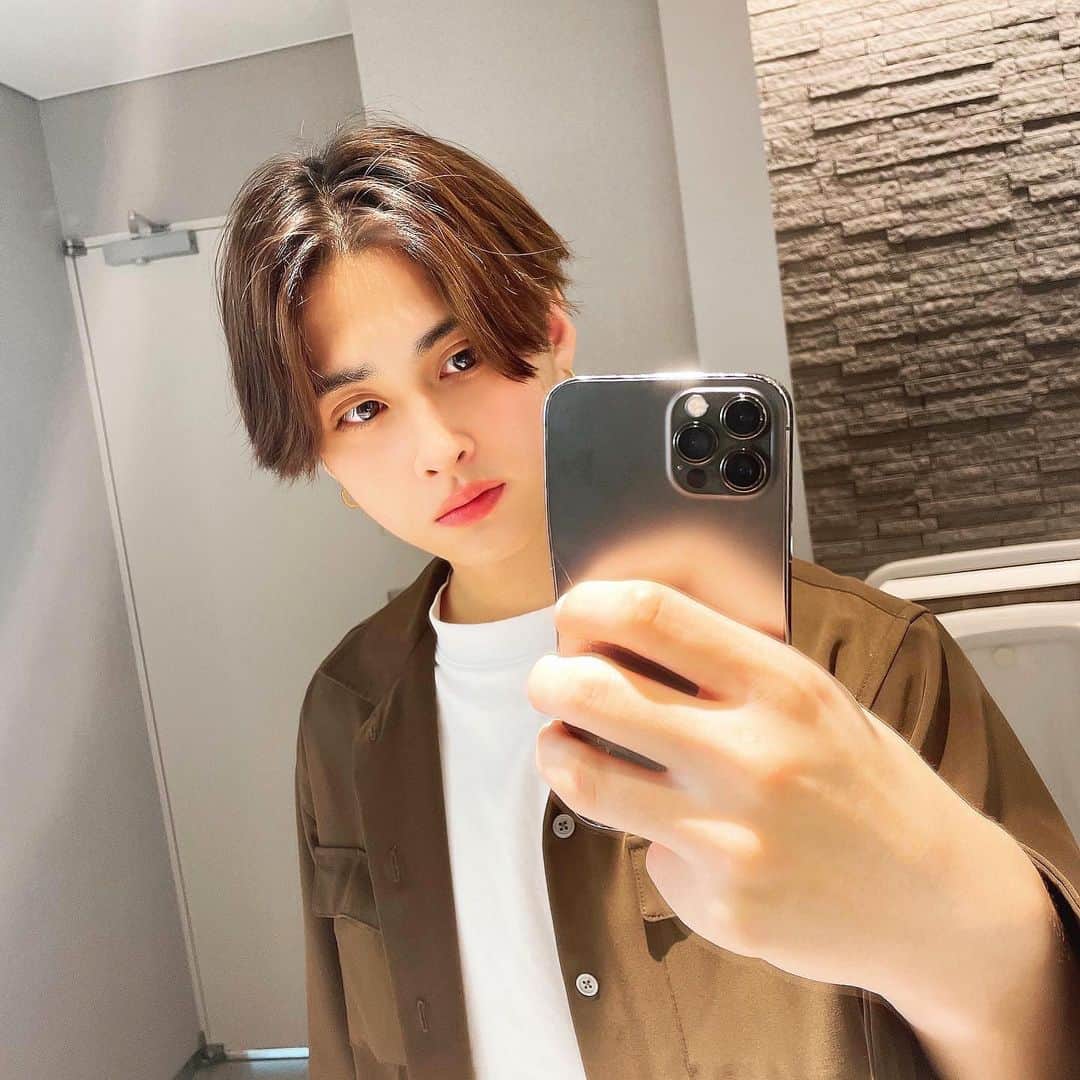 藤村政貴のインスタグラム：「久しぶりの投稿を男子トイレからお届け…🚹 1枚目のスマホの持ち方気持ち悪いね…」