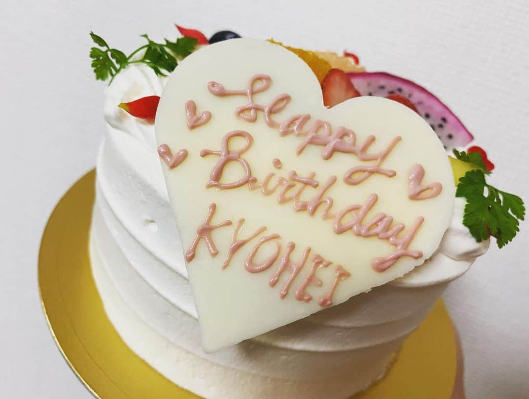 KYOHEYさんのインスタグラム写真 - (KYOHEYInstagram)「30歳になる時はとても嬉しかった。どこかで、 「早く大人になりたい！あの先輩みたいになりたい！」 って思ってたんだと思う。  気づいたら一瞬であれから10年。40歳て！w あの頃より誰かと比べなくなって、超絶手前味噌ではありますが、自分を強く信じられるようになったなと。  昨日はたくさんのお祝いのお言葉を頂き、本当にありがとうございました！  コロナ情勢から、生活スタイル(仕事)の軸足を大きく変え、日々新しい事だらけの毎日に奮闘しています。  背伸びし続けてたらそのうちその背丈になってるはず！ と、自分の成長に絶対自ら蓋しないように走り続けたいと思います。  素直で誠実に、謙虚に感謝の気持ちを忘れず、 今の自分があるのはこれまで出会ってくださったあなたのおかげで、 これからの自分があるのはこれから出会ってくださるあなたのおかげ！ と、自分軸だけは一生変えずに。  今後とも年齢の割にまだまだ未熟な僕ですが、何卒よろしくお願い致します！   #ltsmybirthday #Birthday #誕生日  #510  #40歳  #しっかりめにおじさん」5月11日 19時30分 - kyohey5