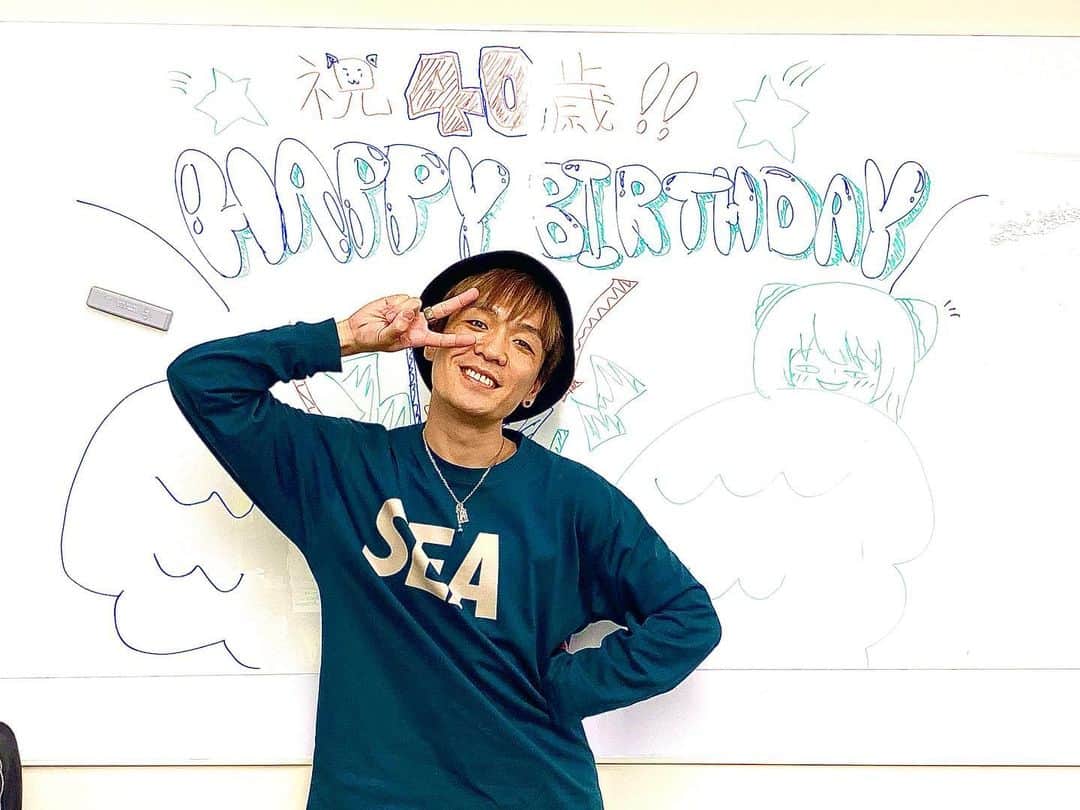 KYOHEYさんのインスタグラム写真 - (KYOHEYInstagram)「30歳になる時はとても嬉しかった。どこかで、 「早く大人になりたい！あの先輩みたいになりたい！」 って思ってたんだと思う。  気づいたら一瞬であれから10年。40歳て！w あの頃より誰かと比べなくなって、超絶手前味噌ではありますが、自分を強く信じられるようになったなと。  昨日はたくさんのお祝いのお言葉を頂き、本当にありがとうございました！  コロナ情勢から、生活スタイル(仕事)の軸足を大きく変え、日々新しい事だらけの毎日に奮闘しています。  背伸びし続けてたらそのうちその背丈になってるはず！ と、自分の成長に絶対自ら蓋しないように走り続けたいと思います。  素直で誠実に、謙虚に感謝の気持ちを忘れず、 今の自分があるのはこれまで出会ってくださったあなたのおかげで、 これからの自分があるのはこれから出会ってくださるあなたのおかげ！ と、自分軸だけは一生変えずに。  今後とも年齢の割にまだまだ未熟な僕ですが、何卒よろしくお願い致します！   #ltsmybirthday #Birthday #誕生日  #510  #40歳  #しっかりめにおじさん」5月11日 19時30分 - kyohey5