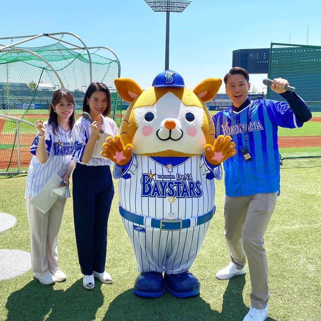 黒崎貴之のインスタグラム：「ㅤ 一年に一回の新潟決戦⚾️ セ・リーグ公式戦 横浜DeNAベイスターズvs読売ジャイアンツ ⁡ 新人アナウンサーの三浦萌アナ、吉田理彩アナと オープニングセレモニーを務めました😊‼️ 二人とも堂々と話していて、 頼もしい限りでした☺️✨ ⁡ 始球式はNegiccoのMeguさん⚾️ ナイスボールでした✨✨ ⁡ これから三浦アナ、吉田アナの声を 耳にする機会が増えると思いますので、 ぜひ応援して頂ければと思います🙌‼️ ⁡ 吉田アナ！インスタ始めました‼️ 三浦アナ！インスタ準備中です‼️ ぜひチェックしてみてください🙆‍♂️ ⁡ ん？そんなこと言って… 僕はインスタ投稿2ヶ月ぶりか… もう少し普段から写真撮るようにします。笑 ⁡ #BSN#サトウ食品#プロ野球#NPB#横浜DeNAベイスターズ#読売ジャイアンツ#ハードオフエコスタジアム#新潟野球#プロ野球観戦#野球好きと繋がりたい#三度の飯より野球好き#黒崎貴之」