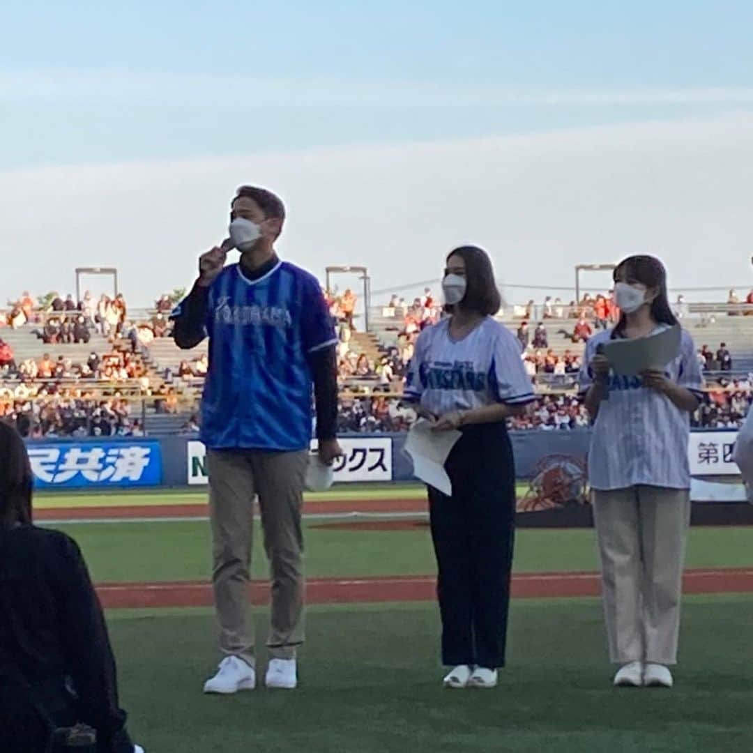 黒崎貴之さんのインスタグラム写真 - (黒崎貴之Instagram)「ㅤ 一年に一回の新潟決戦⚾️ セ・リーグ公式戦 横浜DeNAベイスターズvs読売ジャイアンツ ⁡ 新人アナウンサーの三浦萌アナ、吉田理彩アナと オープニングセレモニーを務めました😊‼️ 二人とも堂々と話していて、 頼もしい限りでした☺️✨ ⁡ 始球式はNegiccoのMeguさん⚾️ ナイスボールでした✨✨ ⁡ これから三浦アナ、吉田アナの声を 耳にする機会が増えると思いますので、 ぜひ応援して頂ければと思います🙌‼️ ⁡ 吉田アナ！インスタ始めました‼️ 三浦アナ！インスタ準備中です‼️ ぜひチェックしてみてください🙆‍♂️ ⁡ ん？そんなこと言って… 僕はインスタ投稿2ヶ月ぶりか… もう少し普段から写真撮るようにします。笑 ⁡ #BSN#サトウ食品#プロ野球#NPB#横浜DeNAベイスターズ#読売ジャイアンツ#ハードオフエコスタジアム#新潟野球#プロ野球観戦#野球好きと繋がりたい#三度の飯より野球好き#黒崎貴之」5月11日 19時53分 - kurosaki_bsn