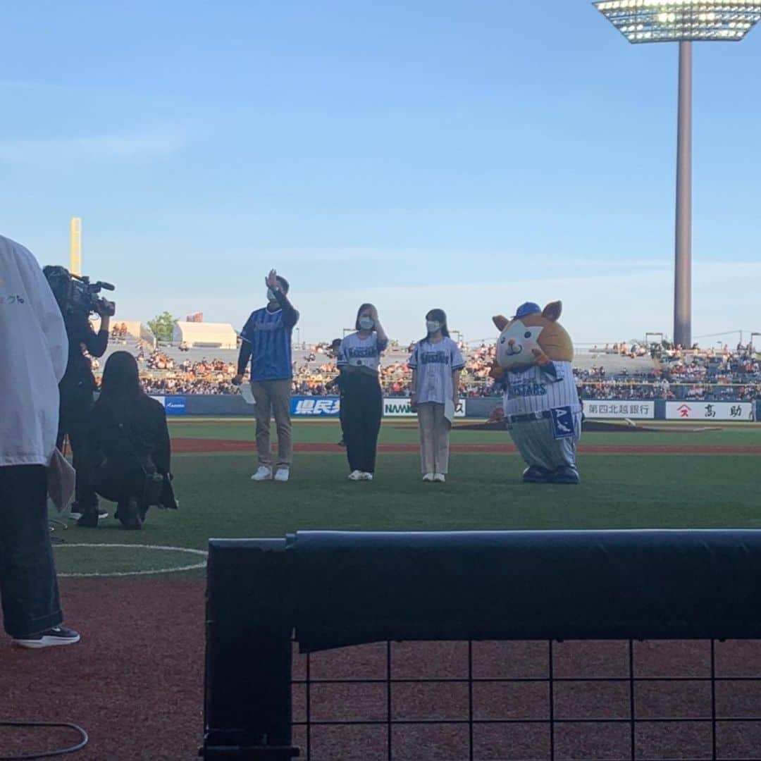 黒崎貴之さんのインスタグラム写真 - (黒崎貴之Instagram)「ㅤ 一年に一回の新潟決戦⚾️ セ・リーグ公式戦 横浜DeNAベイスターズvs読売ジャイアンツ ⁡ 新人アナウンサーの三浦萌アナ、吉田理彩アナと オープニングセレモニーを務めました😊‼️ 二人とも堂々と話していて、 頼もしい限りでした☺️✨ ⁡ 始球式はNegiccoのMeguさん⚾️ ナイスボールでした✨✨ ⁡ これから三浦アナ、吉田アナの声を 耳にする機会が増えると思いますので、 ぜひ応援して頂ければと思います🙌‼️ ⁡ 吉田アナ！インスタ始めました‼️ 三浦アナ！インスタ準備中です‼️ ぜひチェックしてみてください🙆‍♂️ ⁡ ん？そんなこと言って… 僕はインスタ投稿2ヶ月ぶりか… もう少し普段から写真撮るようにします。笑 ⁡ #BSN#サトウ食品#プロ野球#NPB#横浜DeNAベイスターズ#読売ジャイアンツ#ハードオフエコスタジアム#新潟野球#プロ野球観戦#野球好きと繋がりたい#三度の飯より野球好き#黒崎貴之」5月11日 19時53分 - kurosaki_bsn