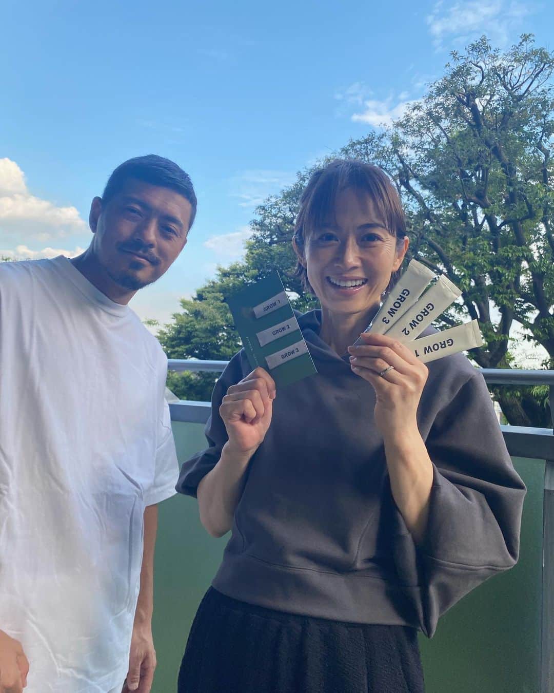 畑野ひろ子のインスタグラム：「みなさん腸活してますか〜？😄  我が家では、腸内細菌サプリも日課になっているけど、更に腸内細菌のエサといわれている食物繊維のGROWが販売になったそうです👍  ずーっと研究をしてるので、こだわり半端ないです。笑  一度試してみてください！ 私も毎朝飲んでますが、忖度なく本当良いですよ😆  @aubinc_official  @keita.suzuki.official @pulife_sponsored_aub」