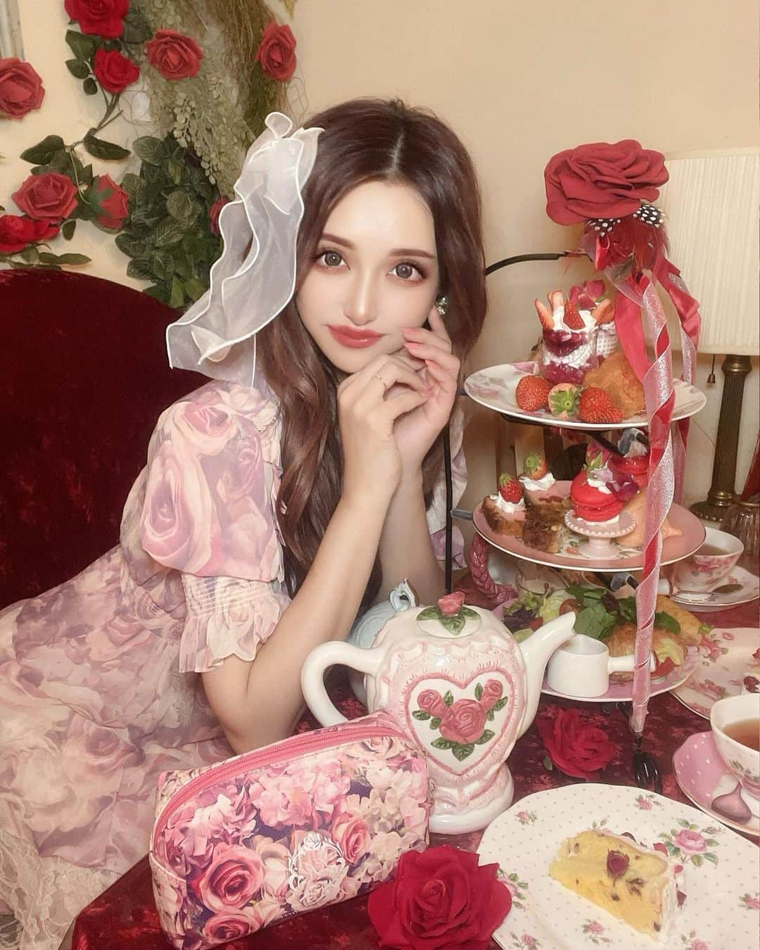 桜井莉菜さんのインスタグラム写真 - (桜井莉菜Instagram)「【 @cafe_acorite 】とのコラボのローズガーデンアフタヌーンティーの為に作った【 @riina_couture 】のアンティークローズ柄のワンピース🌹💕 ローズガーデンにローズ柄🌹 合わないワケがない🫢 ポーチも大人気で嬉しいっ🥰 どちらも @cafe_acorite に実物あるので、是非皆さま手にとって見てみて下さいね❤️❤️❤️  #アフタヌーンティー#目白#ローズガーデン#ローズガーデンアフタヌーンティー#ワンピース#アンティークローズ#アンティークローズ柄」5月11日 20時22分 - rina__sakurai