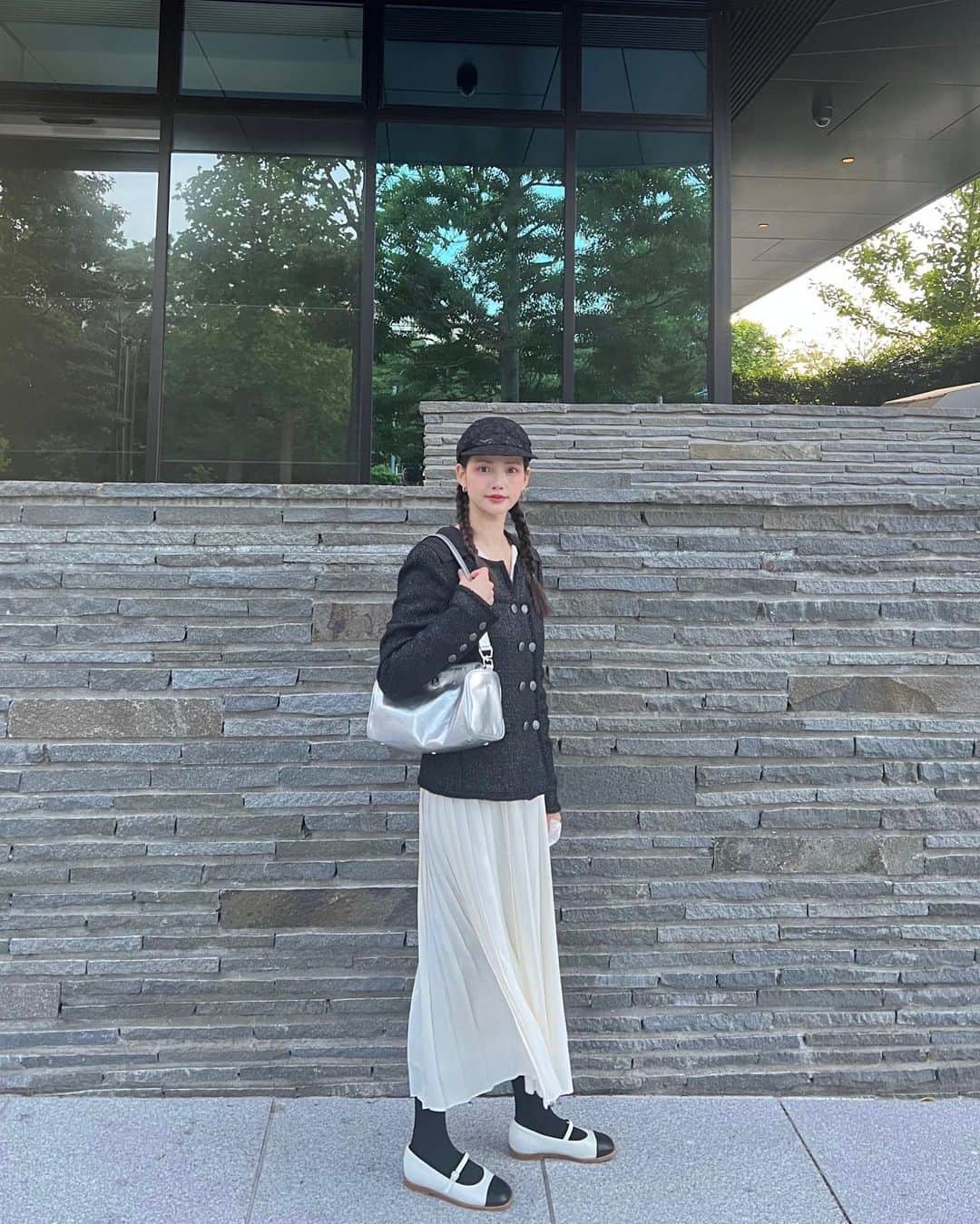 ハ・ヨンスのインスタグラム：「シルバーバッグとかわいいフラットシューズ🥿✨」