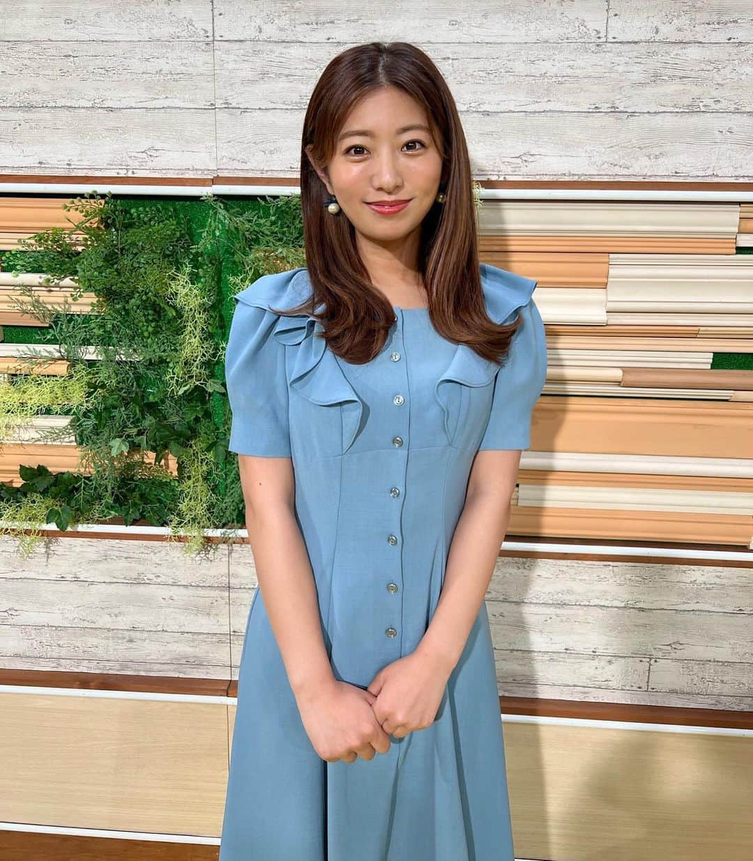 のインスタグラム：「👗 . #東京インフォメーション #衣装 爽やかなブルーのワンピース💙 丈感もどんどん夏に近付いてく〜🐠」
