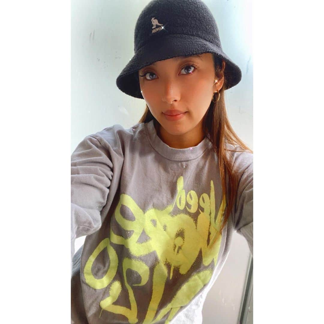 HARUMIのインスタグラム：「あったかくなってきて最高な気分だからインスタあげちゃう📸 昔よりも自撮りしなくなったけども🫣ちょこちょこ撮ってるけど載せてない写真もあるし、小出ししていこうと思います🐹  @paparazzitokyo のロンTと @kangol_japan_official のバケットは最高にお気に入り🫶🏾  #paparazzi #paparazzitokyo #kangol  #gogopole #gogodance #dancer #gogodancer #yogainstructor #poledancer #dancerharumi #踊るトレーナー #写真 #photography #photo #撮影 #撮影モデル #作品撮り #モデル #model #shooting」