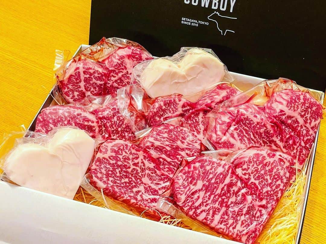 SHELLY（シェリー）のインスタグラム：「38! Feeling great💕  誕生日プレゼントにハートの肉頂きました😂  明日チビ達と美味しく焼くので、今日はお預け…  無事にこの年齢を迎えられる幸せと、いつも支えてくれてる家族や仲間に心から感謝し、何事も当たり前と思わずこれからも生きていきたいと思ってます。  いつもインスタなど、気にしてくださってありがとうございます😭  #感謝 #肉をくれたお風呂場チームありがとう #めっちゃ楽しみ #更新がエゲツなく少ないけど頑張ります」