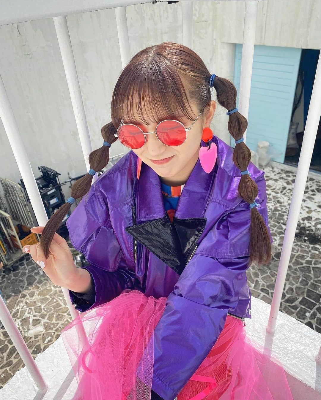 愛来さんのインスタグラム写真 - (愛来Instagram)「︎︎☁︎︎  新曲｢MOI｣のoff shot 💗💜  珍しい衣装でした！ どうかな？」5月11日 21時17分 - amefurasshi_aira_official_