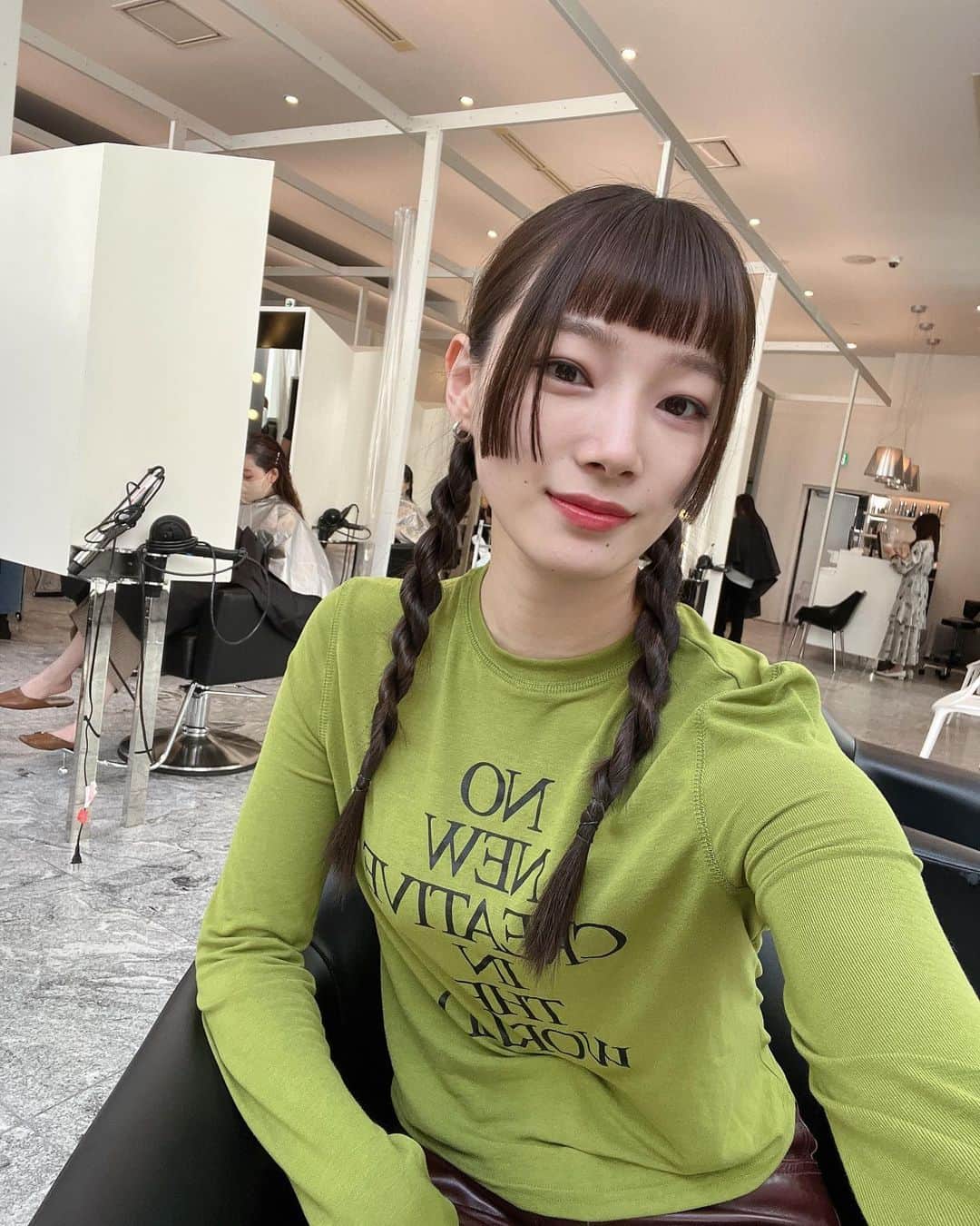 江田友莉亜のインスタグラム：「✂︎ @inomataakiko   前髪カットついでにツイストツイン💚🧬」