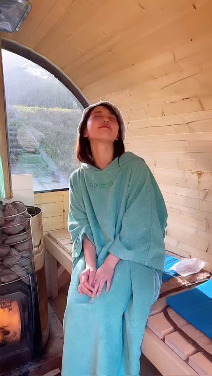 八幡美咲のインスタグラム：「今日の「5up!」で紹介きた 恐羅漢山にある「森のサウナ」🌳🍃  日本初✨ エストニア製の薪サウナの1棟貸し。  恐羅漢スキー場の麓にポツンと可愛い小屋が 佇んでいました🛖♡  木の温もりあふれるサウナに 窓からは夕日が綺麗に見えました🥰 さらに 水風呂は近くの川からひいてきた天然の水風呂。  大自然の中のサウナ気持ちよかったな〜 ☃︎ 𓂃 𓈒𓏸  思わず、ととのって 「ねずっち」ならぬ「美咲っち」で 吟じてしまいました(ᐢ ܸ. .ܸ ᐢ)՞ ՞  #森のサウナ #広島サウナ #ととのう #サウナー」