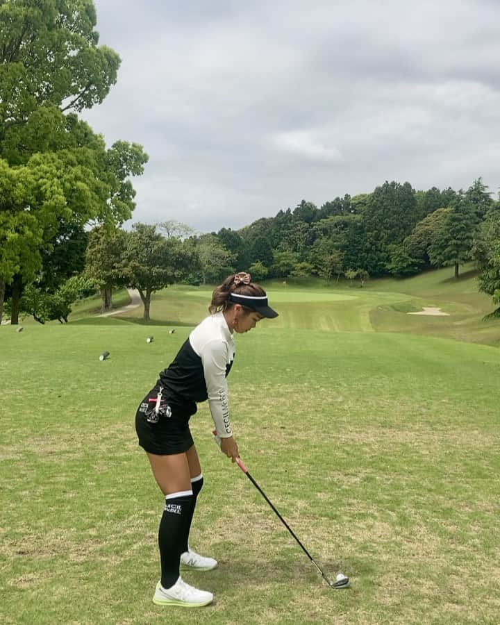 のインスタグラム：「ショートホール アイアンショット！  本日YouTube久しぶりにアップしましたー！ 見てねーーー！💕💕 ｢あおい夏海のミニスカスポーツTV｣ チャンネル登録もよろしくお願いします🥹✨   #あおい夏海 #ゴルフ動画 #アイアンショット  #ゴルフ女子  #ゴルフコーデ  #ゴルフウェア  #ゴルフ女子コーデ  #ゴルフ好きな人と繋がりたい  #ゴルフスイング  #ゴルフ好きな人と繋がりたい  #モノトーンコーデ  #ミニスカートコーデ  #スポーツ女子  #ゴルフ場」