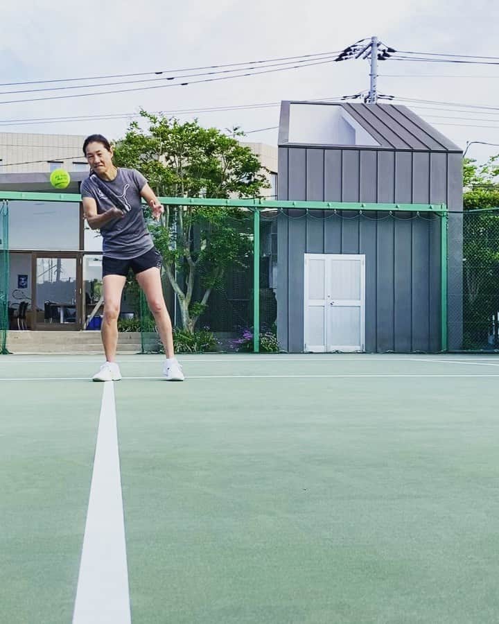 のインスタグラム：「2022週1テニスの日 10回目  ボレーで意識することは ●ラケットを振り過ぎないこと ●ボールの後ろから前に入って足を踏み込むこと ●フワッと飛んでくるボールは待たずにボールに入っていって打つこと  #伊達公子 #kimikodate  #テニス  #テニスプレイヤー #tennis  #tennisplayer #2022年5月11日 #2022 #2022年 #週1テニス #週1テニ10回目 #2021年週1テニス10回目 #テニスって楽しい #yonex #yonextennis #yonexjapan #プーマ #puma #pumajapan #プーマグラム」