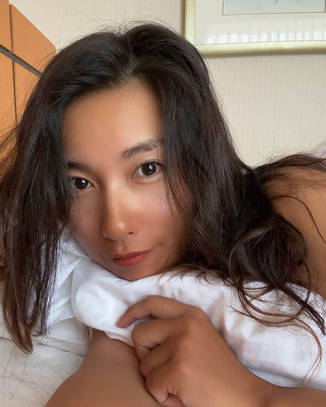 エマ中岡優姫のインスタグラム：「おはようございます🌞 海が見える部屋で 朝日が見れるかな？ と思ってカーテン開けたら 雨だった☔️😭 って感じの昨日の スタートだったけど それでもいい日でした☺️ 今日も楽しもう😊❤️」