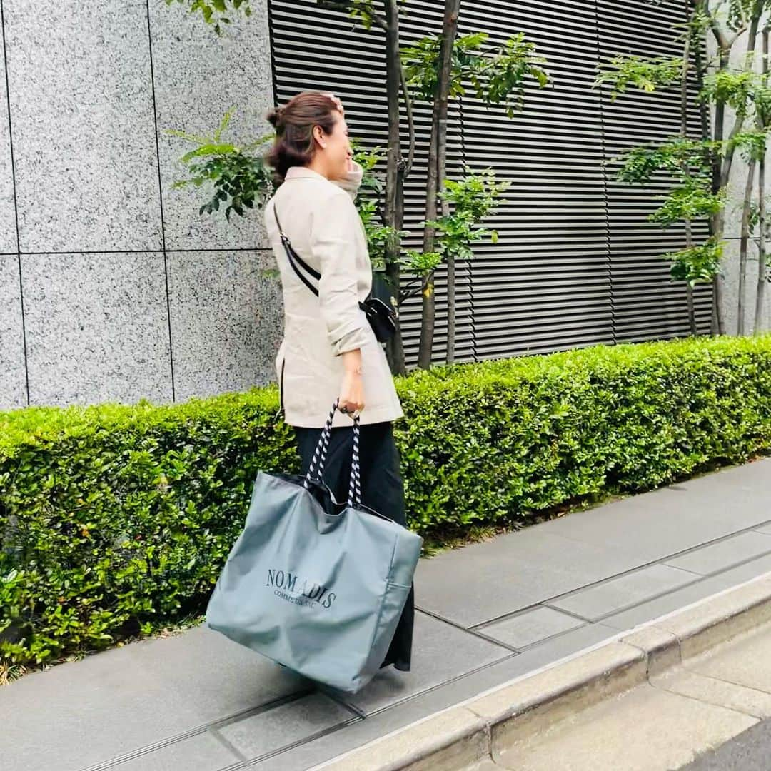 大草直子さんのインスタグラム写真 - (大草直子Instagram)「おはようございます💚GW明けの１週間、なかなかエンジンがかからなかった方も多かったのではないでしょうか。私も🤣いつのまにか木曜日になっていました🤔はやいっ  今日は昼から、インスタライブを。 @naokookusa_styling で12時半からです。「大草直子の休日の過ごし方」と共に、大好きなスキンケアブランド、 @grid_beauty の使い方や @ronharman のおすすめアイテムをご紹介します✨✨私が好きな艶肌は、GRIDのスキンヴェールで🌈  あ、夏の昼下がりにぴったり、白ワインで作るスプリッツァーの作り方も🍾ランチしながらぜひ、ご覧ください❤️ @naokookusa_styling  #chaos #jillsander  #celine #church #elleshop #最近撮影やライブに必要な #あれやこれやを #こんな大きいサブバッグに #入れて #軽くて丈夫 #しかも着こなしにアクセントに @elleshop_jp で買いました」5月12日 8時41分 - naokookusa