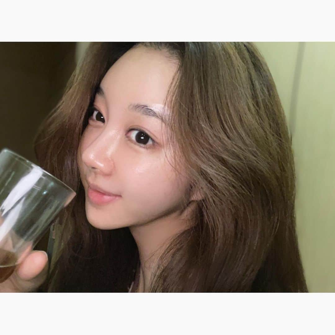 チョ・ミニョンさんのインスタグラム写真 - (チョ・ミニョンInstagram)「잠들기 전 #이너뷰티 루틴 궁금해하셔서🥰 이렇게 필수로 챙기고 있어요 -! 하나라도 빠지면 불안해요 (×̯×) 숨만 쉬어도 쭉쭉 늙는 36짤🤓 의 #인물모드 #셀카 ⠀⠀⠀⠀⠀⠀⠀ 올초에 본 지인이  사무실 놀러왔었는데 “ 너 정말 벤자민이냐 ? 대체 혼자 뭐 먹냐고 불로장생의 인어간 이라도 혼자 먹냐묘 🤣 그래서 이렇게 트리플 전수해 줬습니다 (•̀ᴗ•́)و✧ ⠀⠀⠀⠀⠀⠀⠀ 여러분들 내일은 먹고 탱탱해진 분들 수두룩한 채우고 합성시키고 못 빠져나가게 가두는 2022년 신상 콜라겐 아가스킨부스터 재공구 오픈날이네요 ! 낮 12시에 만나요❤️ ⠀⠀⠀⠀⠀⠀⠀ 그 몇% 부족한 꺼짐 채워드릴게요 🫡 ⠀⠀⠀⠀⠀⠀⠀」5月11日 23時56分 - xxjominxx