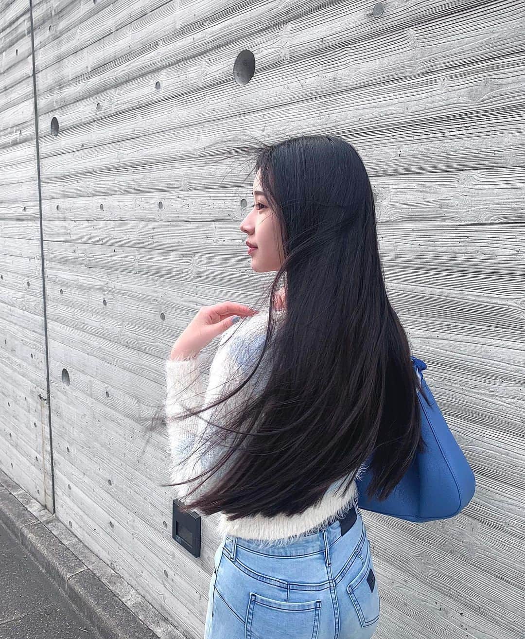 天翔天音のインスタグラム：「‪𓂃 𓈒  最近！ずっと履いてる@armaniexchange の 色味も形も良すぎるスキニー‪ꪔ̤̮ ブルーバッグと一緒に良く合う‪の𓂃 💙  @armaniexchange #axcatstreet #アルマーニ  #fashion #armaniexchange原宿店 #ootd #05년생 #05 #sjk #jk2 #teen #asian #天翔天音 #ロングヘア」