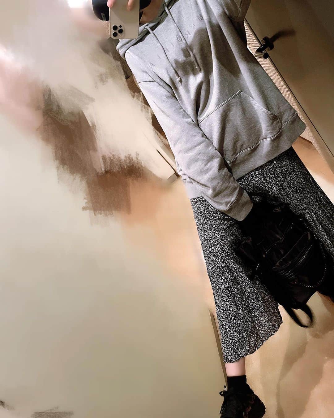 愛美のインスタグラム：「春服かわいかったからパーカー以外にも結構ゲットしたんですけど、つい、楽なパーカーを選んでしまって新しい服の出番こない。明日は何着よう😡  #パーカー声優 #ootd」