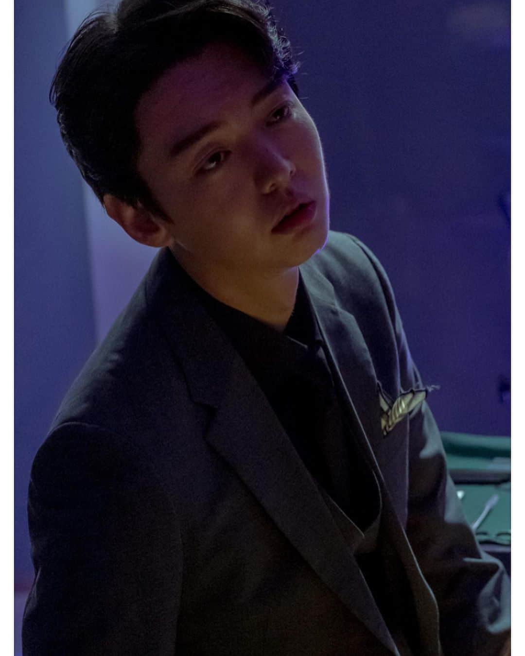 キム・ソヌンのインスタグラム：「저 사람 저 맞습니당.. 오랜시간 함께 했던 나의 청춘과도 같은 ‘윌엔터테인먼트’와 그리고 많이많이 외로웠을 나의 꿈을 떠나보내는 중에, 아이러니하게도 월요일에는 나쁜놈으로 주말에는 김밥집직원으로 어느때 보다 열심히 살아가듯 보여지는. 마치 대낮에 하는 이별중인 저 맞습니다.」