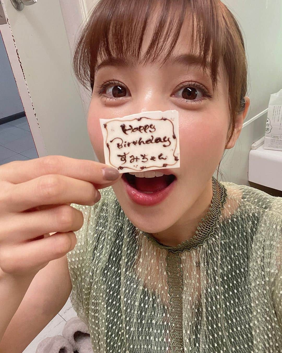 鷲見玲奈さんのインスタグラム写真 - (鷲見玲奈Instagram)「. 32歳になりました🎂  誕生日は6本撮りの収録を終えたスタジオで迎えたのですが、日付けが変わった瞬間にみんなが拍手してくれて、嬉し恥ずかしでした😳  今年もたくさんの方にお祝いして頂けて、私は幸せ者です！  32歳の抱負は、今関わって頂いているスタッフさんの名前を全て覚えることです！ 4月に始まった番組が多く、まだ全てのスタッフさんの名前を覚えられていないのが申し訳ないので、今年はガンガン覚えていこうと思います✨  突然聞いても許して頂けると嬉しいです🫣  #誕生日 #mybirthday」5月12日 1時17分 - sumi__reina