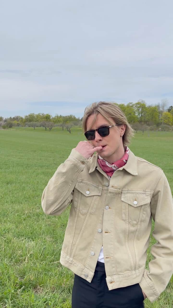 オスカー・エーネスタードのインスタグラム：「FÅGLAR SJUNGER feat. @ettazelmani Ute nu på fredag!!! 🕊❤️ ÄLSKAR den här låten och hoppas att ni kommer göra det med! 😍」